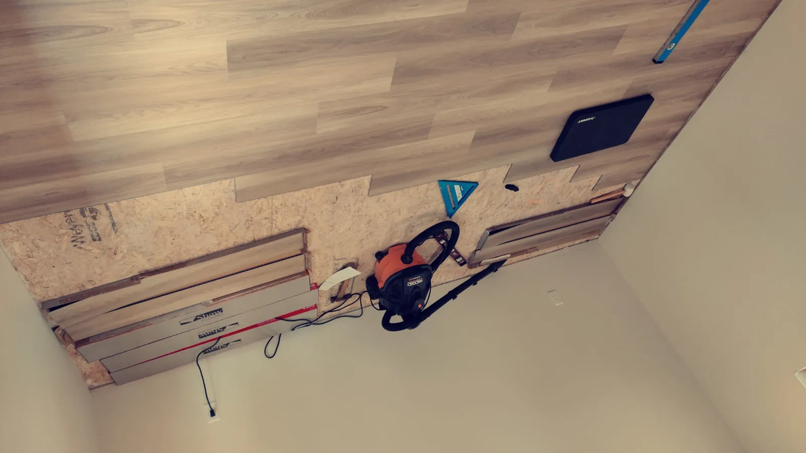 Large-format marble-look floor tile aligned with leveling clips during bathroom installation